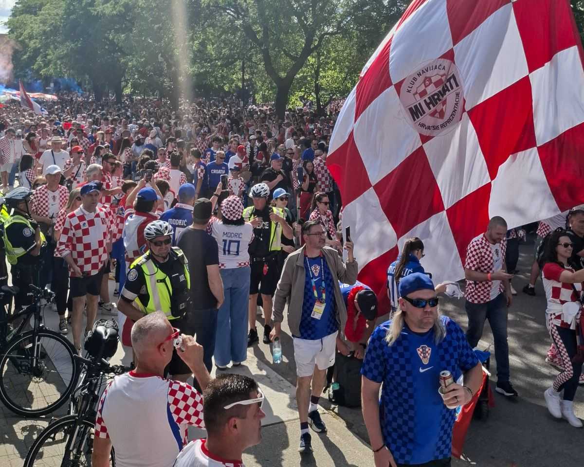 TORONTO: Tisuće hrvatskih navijača u korteu išli na utakmicu "Vatrenih" protiv Paname