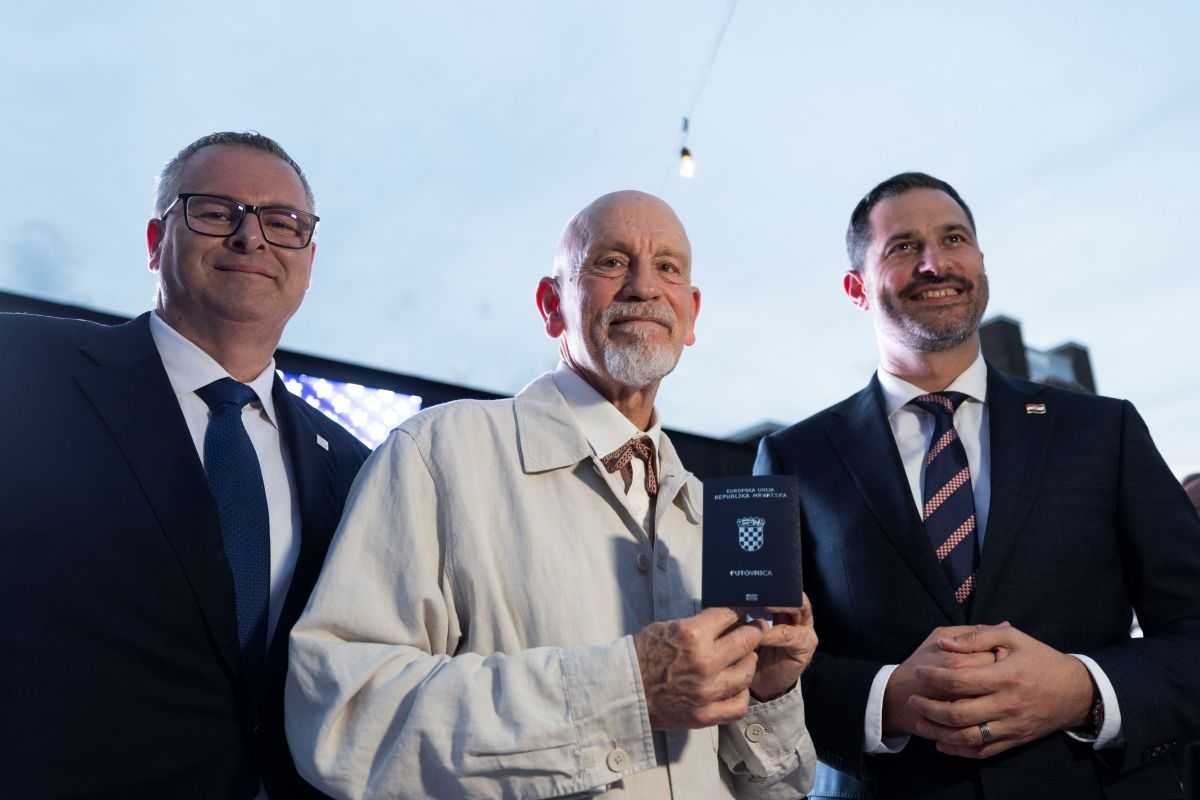 "CROATIA IN THE GAME": S "Vatrenima" u Aleksandriji i John Malkovich, proslavljeni glumac hrvatskog podrijetla "CROATIA IN THE GAME": S "Vatrenima" u Aleksandriji i John Malkovich, proslavljeni glumac hrvatskog podrijetla