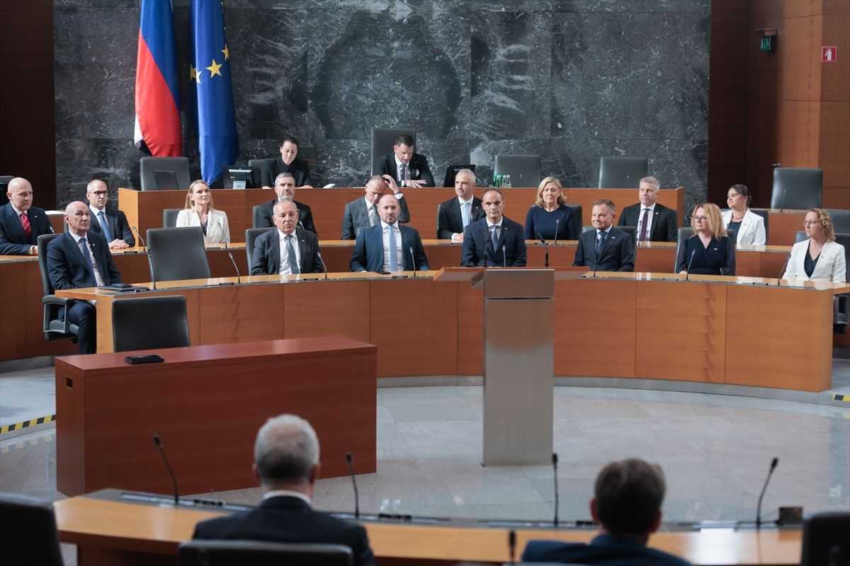 LJUBLJANA: Nova slovenska vlada na čelu s Janezom Janšom stupila na dužnost LJUBLJANA: Nova slovenska vlada na čelu s Janezom Janšom stupila na dužnost