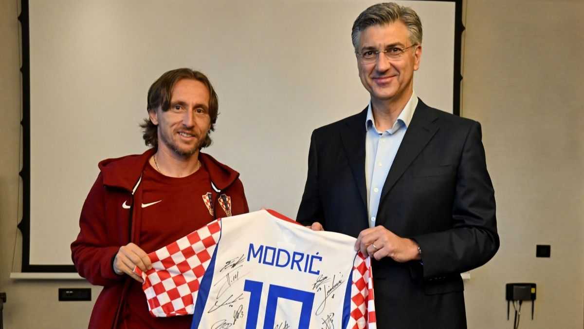 PODRŠKA "VATRENIMA": Premijer Andrej Plenković poželio sreću Vatrenima uoči nastupa na SP-u
