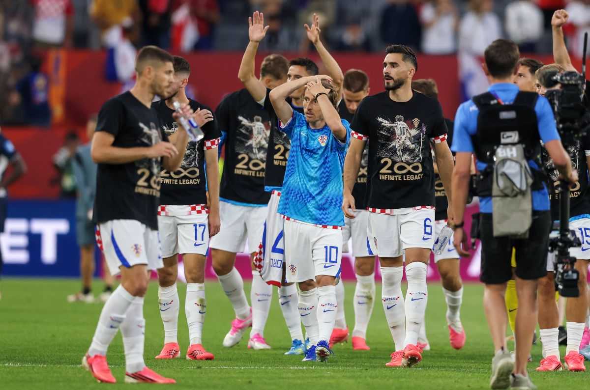 NJEMAČKI MEDIJI: Dirljiva gesta hrvatskih zvijezda, Modrića za 200-ti nastup iznenadili majicama s njegovim likom