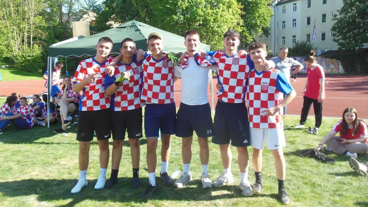 PJESMA „VATRENIMA“ IZ MÜNCHENA: Idemo Vatreni, Amerika zove, treba ostvariti hrvatske snove!