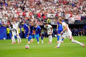 SLAVLJE ENGLEZA: Vatreni pali u drugom poluvremenu, Livaković spašavao od većeg poraza