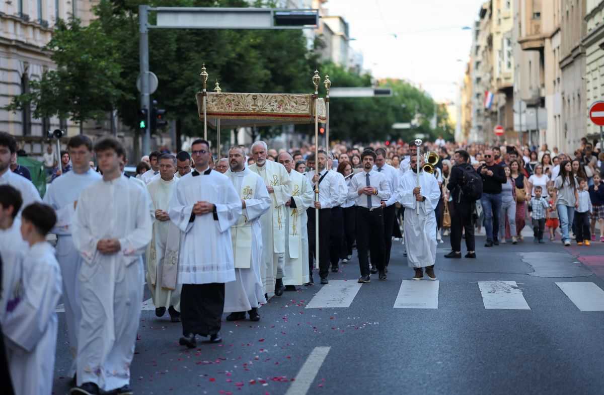 TIJELOVSKA PROCESIJA U ZAGREBU: Blagdan "dubokog zajedništva" potiče na promišljanje o tome što povezuje nas ljude u našim zajednicama i u obiteljima