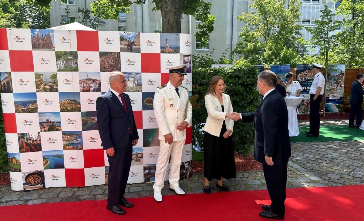 PROSLAVA DANA DRŽAVNOSTI RH U BERLINU: Hrvatska je uspješna priča integracije u EU PROSLAVA DANA DRŽAVNOSTI RH U BERLINU: Hrvatska je uspješna priča integracije u EU