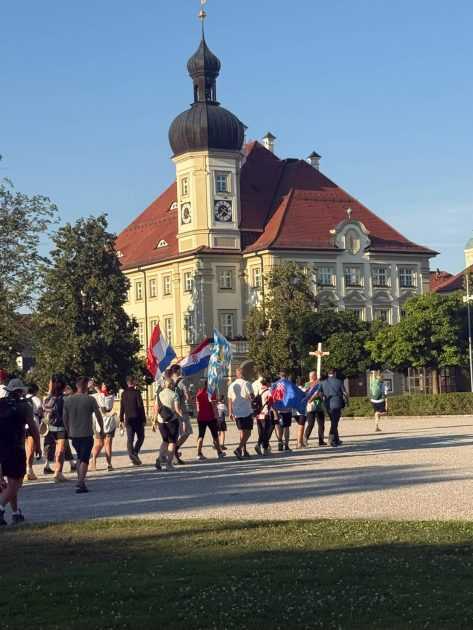 VJERA JAČA OD EKSTREMNIH VRUĆINA: Nijemci u čudu gledali 80 Hrvata kako po užarenom asfaltu pješače do Altöttinga Hodočasnici iz HKŽ München / Foto: Fra Jozo Župić