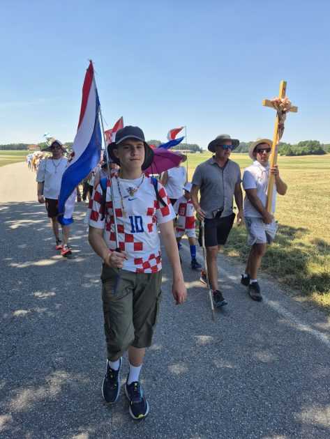 VJERA JAČA OD EKSTREMNIH VRUĆINA: Nijemci u čudu gledali 80 Hrvata kako po užarenom asfaltu pješače do Altöttinga VJERA JAČA OD EKSTREMNIH VRUĆINA: Nijemci u čudu gledali 80 Hrvata kako po užarenom asfaltu pješače do Altöttinga