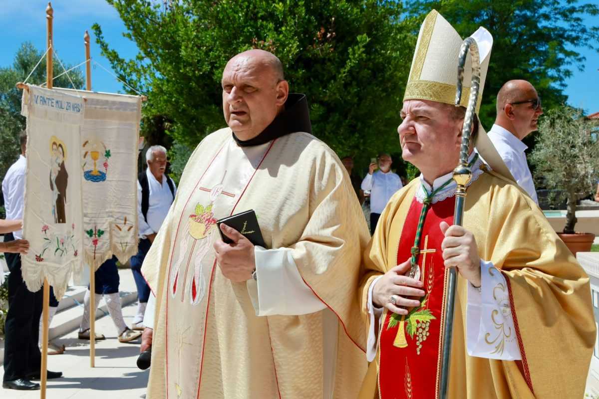 NA HUMCU PROSLAVLJEN SV. ANTE: Vjera, molitva i zajedništvo okupljaju hrvatski narod