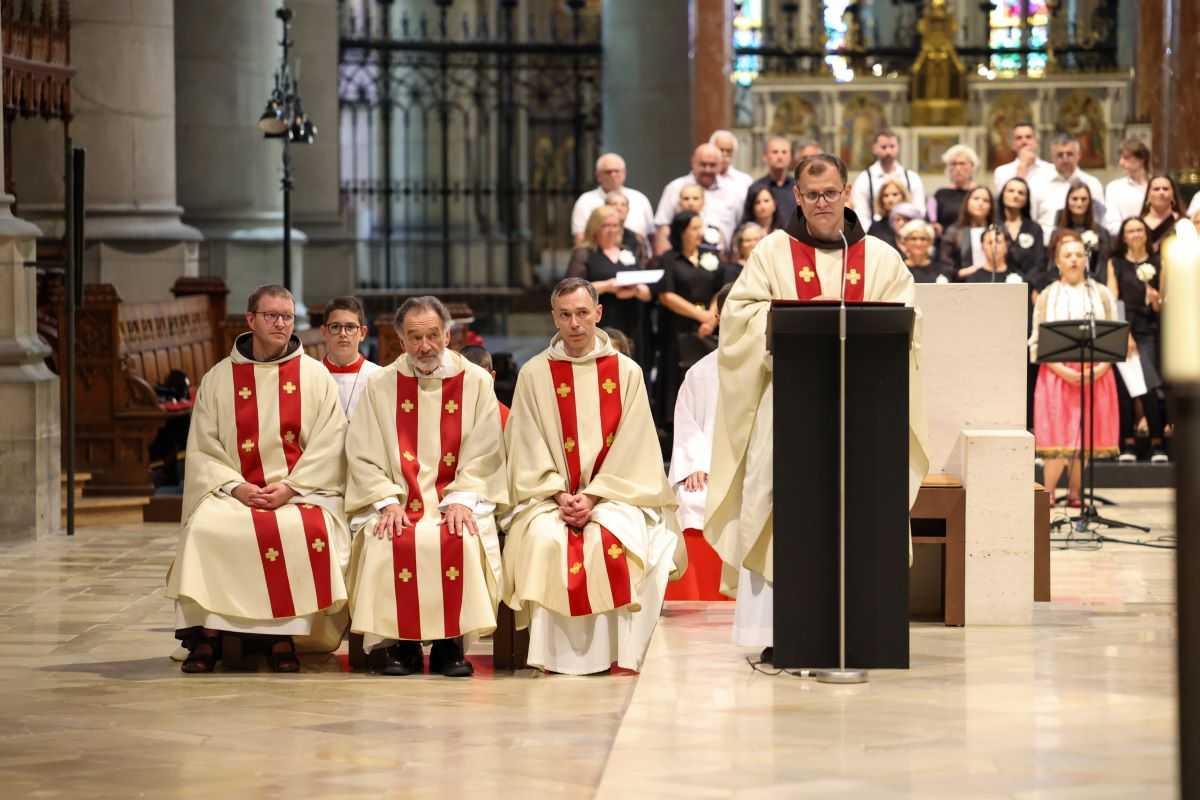 TRI VELIKA JUBILEJA HRVATA U GORNJOJ AUSTRIJI: Od prvih misa za hrvatske izbjeglice do 80 godina dušobrižništva TRI VELIKA JUBILEJA HRVATA U GORNJOJ AUSTRIJI: Od prvih misa za hrvatske izbjeglice do 80 godina dušobrižništva