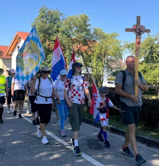 NA PUTU VJERE: Hodočasnici HKŽ München krenuli prema Altöttingu NA PUTU VJERE: Hodočasnici HKŽ München krenuli prema Altöttingu