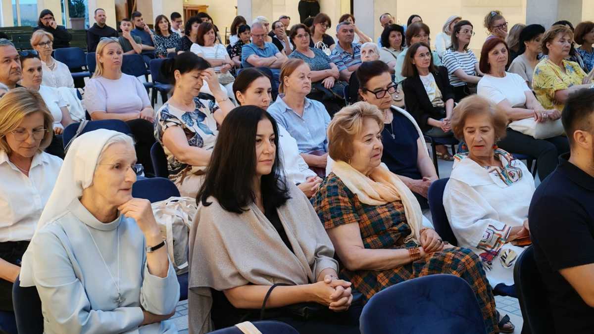 "BOG NE TRAŽI SAVRŠENE NEGO RASPOLOŽIVE": U Sinju predstavljena autobiografska knjiga Evo me Ksenije Abramović Predstavljanja knjige Ksenije Abramović / Foto: Helena Budimir