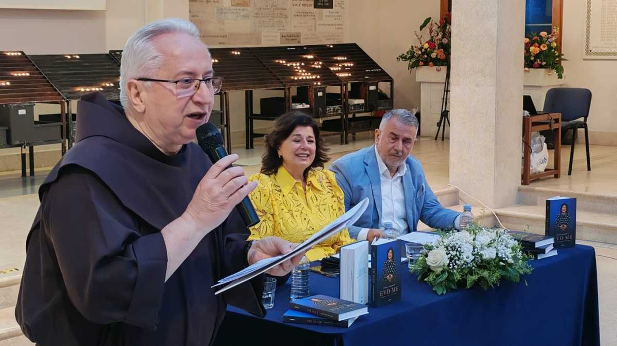 "BOG NE TRAŽI SAVRŠENE NEGO RASPOLOŽIVE": U Sinju predstavljena autobiografska knjiga Evo me Ksenije Abramović Predstavljanja knjige Ksenije Abramović / Foto: Helena Budimir