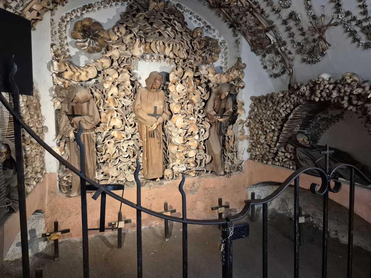 NA ULAZU STOJI ZNAKOVIT NATPIS: Oko 4.000 ljudskih kostiju u zidovima, svodovima, lusterima... U crkvi se nalazi oko 4.000 kostiju kapucinskih redovnika / Foto: Fenix (MD)