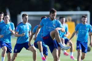 TRENING UZ ZVUKE TAMBURAŠA: Vatrene na prvom treningu pratilo 800 gledatelja, pjevala se i Thomsonova "Lijepa li si...
