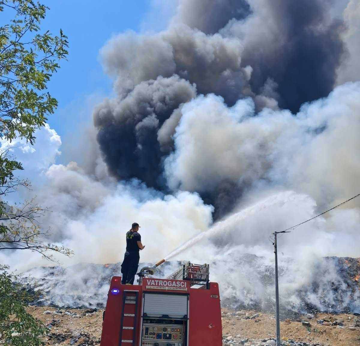 Požar na deponiji Uborak / Foto: PVP Mostarski vatrogasci