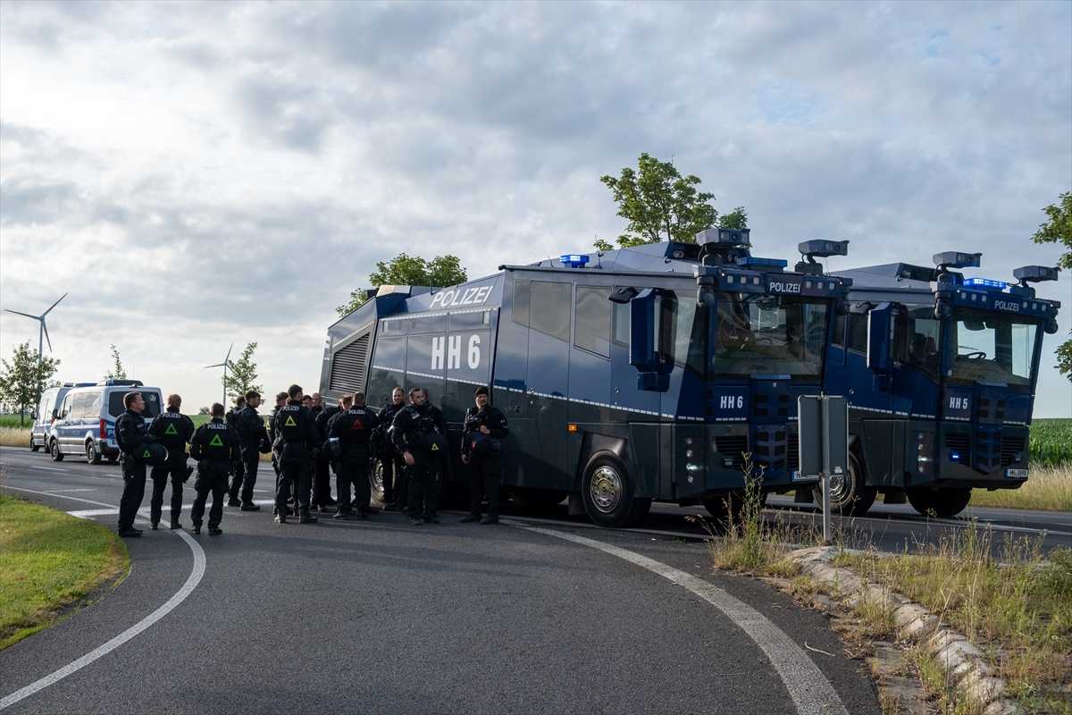 "NEĆEMO TOLERIRATI...": Tisuće na ulicama njemačkog grada na prosvjedu protiv AfD-a, došlo i do sukoba "NEĆEMO TOLERIRATI...": Tisuće na ulicama njemačkog grada na prosvjedu protiv AfD-a, došlo i do sukoba