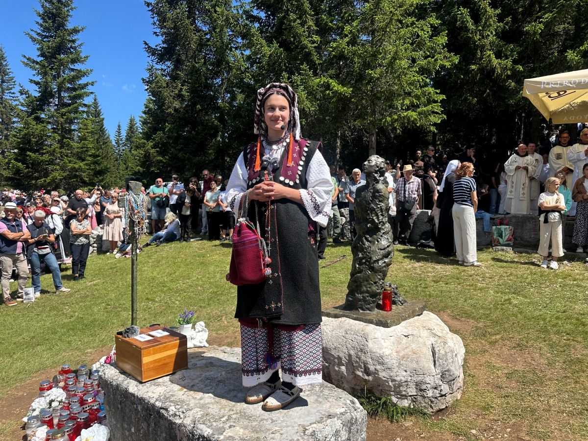 PORUKA S DIVINA GROBA: BiH je prije svega onih koji su roda Dive Grabovčeve PORUKA S DIVINA GROBA: BiH je prije svega onih koji su roda Dive Grabovčeve