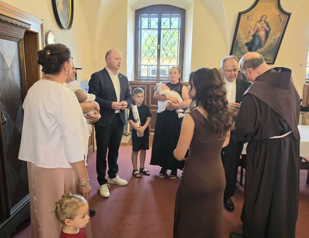 SVEČANO U ČAKOVCU: Ministar Ivan Šipić nazočio krštenju Rite i Brigite, šestog i sedmog djeteta obitelji Moharić