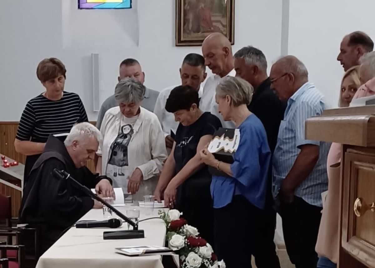 "MISLI IZ RAZGOVORA": U Drumu kod Imotskog predstavljena knjiga fra Vuka Buljana, voditelja HKM Köln "MISLI IZ RAZGOVORA": U Drumu kod Imotskog predstavljena knjiga fra Vuka Buljana, voditelja HKM Köln