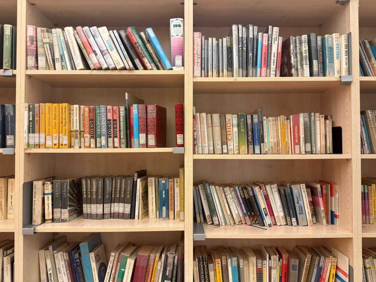 IZ BOLNICE RAVNO KNJIGAMA: Drago Šiprak (90) na usluzi svima koji vole čitati u Münchenu Biblioteka / Foto: Anamarija Andrijević