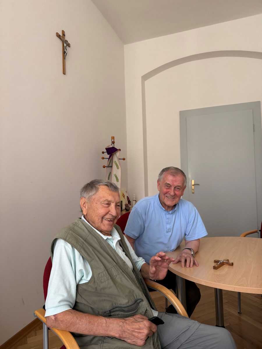 IZ BOLNICE RAVNO KNJIGAMA: Drago Šiprak (90) na usluzi svima koji vole čitati u Münchenu Fra Jozo i Drago Šiprak / Foto: Anamarija Andrijević