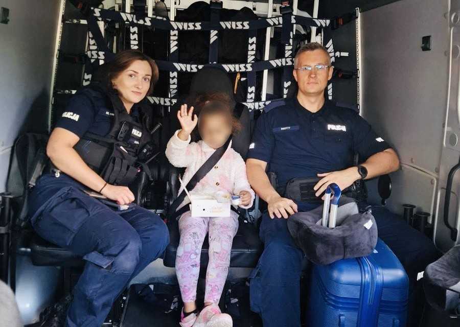 Spašena djevojčica s policajcima / Foto: Policja.pl