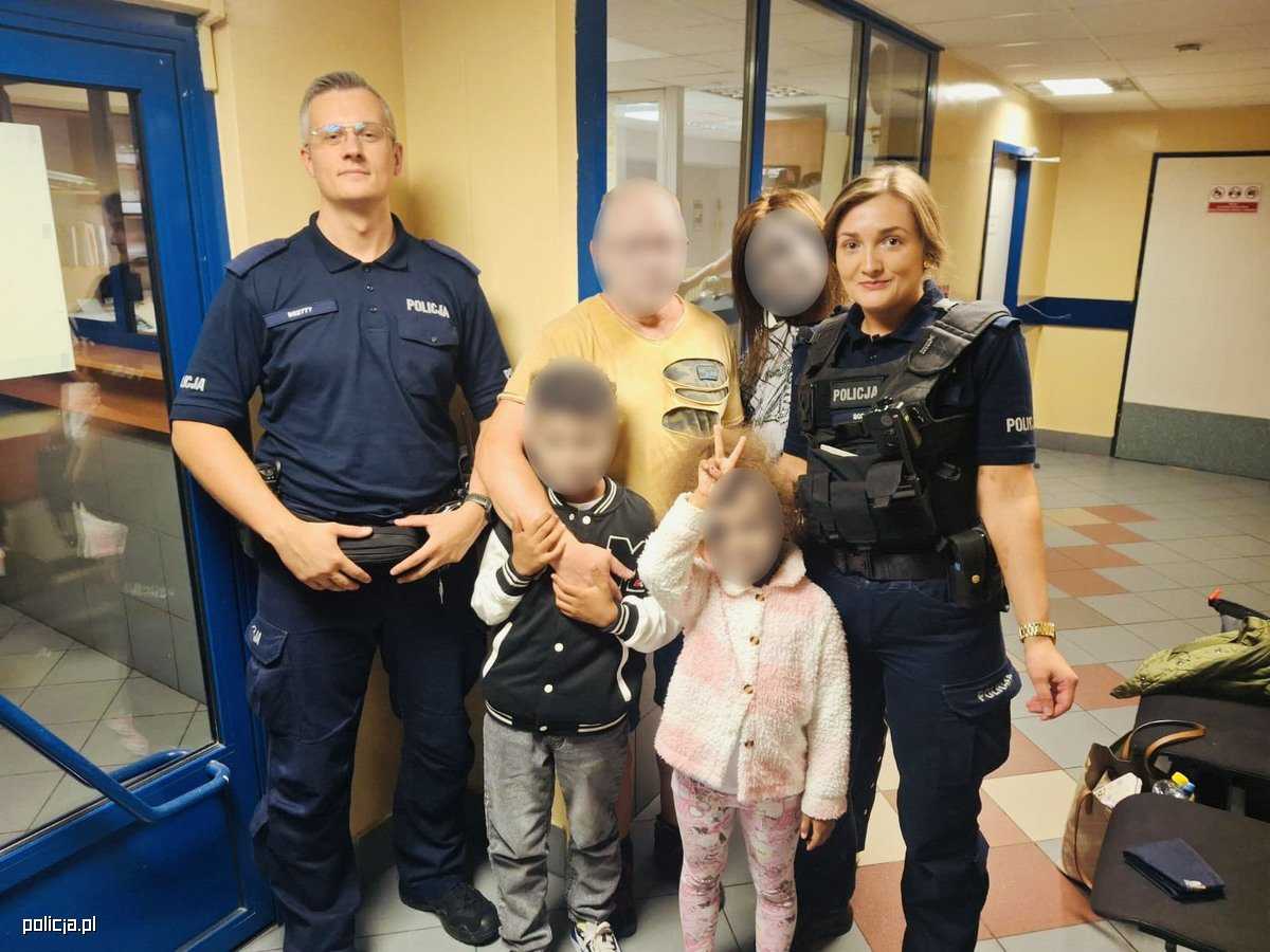 Spašena djevojčica s policajcima / Foto: Policja.pl