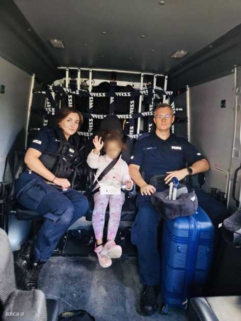 Spašena djevojčica s policajcima / Foto: Policja.pl
