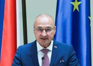 Predavanje Johna M. Martinisa "Od Komiže do kvantnog doba", ministar Gordan Grlić Radman / Foto: Hina