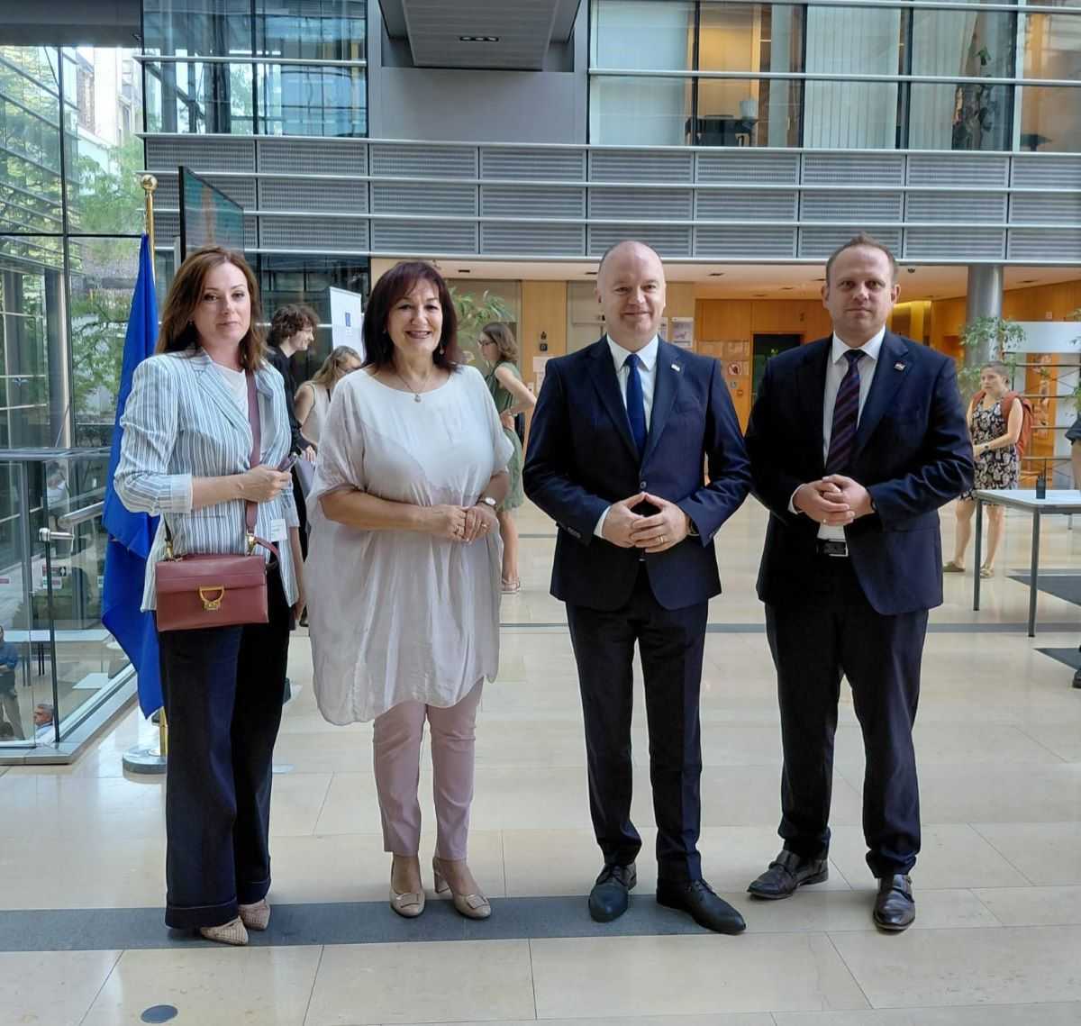 VAŽNOST ULAGANJA U OBITELJI: Ministar Šipić predstavio mjere u Bruxellesu VAŽNOST ULAGANJA U OBITELJI: Ministar Šipić predstavio mjere u Bruxellesu