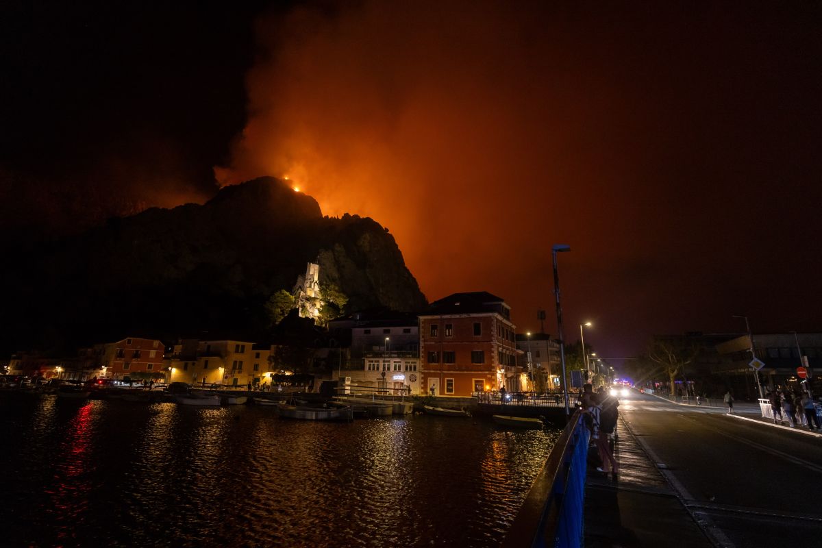 STRAVIČAN POŽAR KOD OMIŠA: Vatra se nezaustavljivo širi, izgorjele kuće, evakuirano više od tisuću stanovnika, na požarištu 4 kanadera