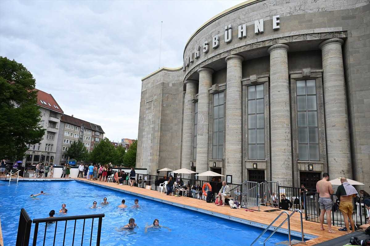 Bazen ispred kazališta Volksbühne / Foto: Anadolu