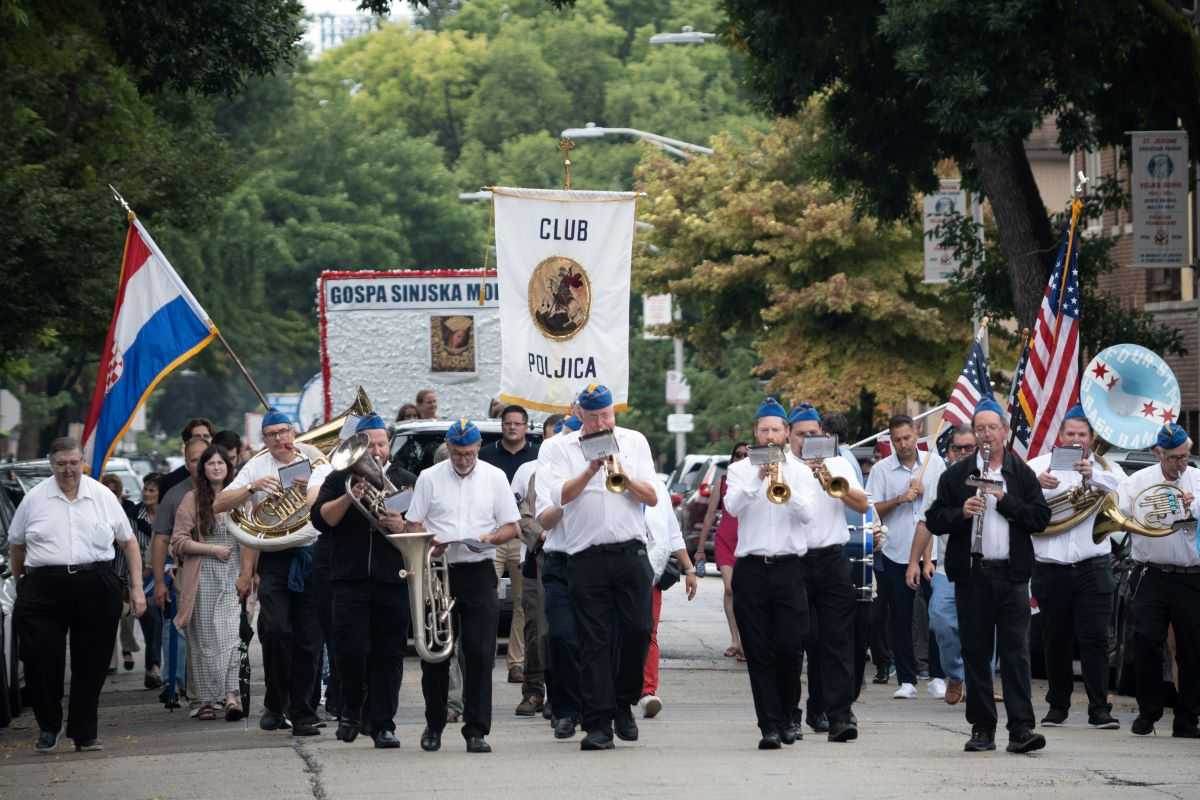 120. PROSLAVA VELIKE GOSPE U CHICAGU: Hrvati zlatom svojih obitelji okrunili Gospin lik 120. PROSLAVA VELIKE GOSPE U CHICAGU: Hrvati zlatom svojih obitelji okrunili Gospin lik