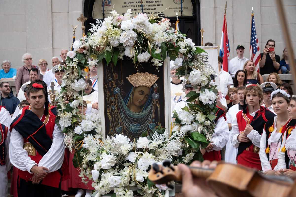 120. PROSLAVA VELIKE GOSPE U CHICAGU: Hrvati zlatom svojih obitelji okrunili Gospin lik 120. PROSLAVA VELIKE GOSPE U CHICAGU: Hrvati zlatom svojih obitelji okrunili Gospin lik