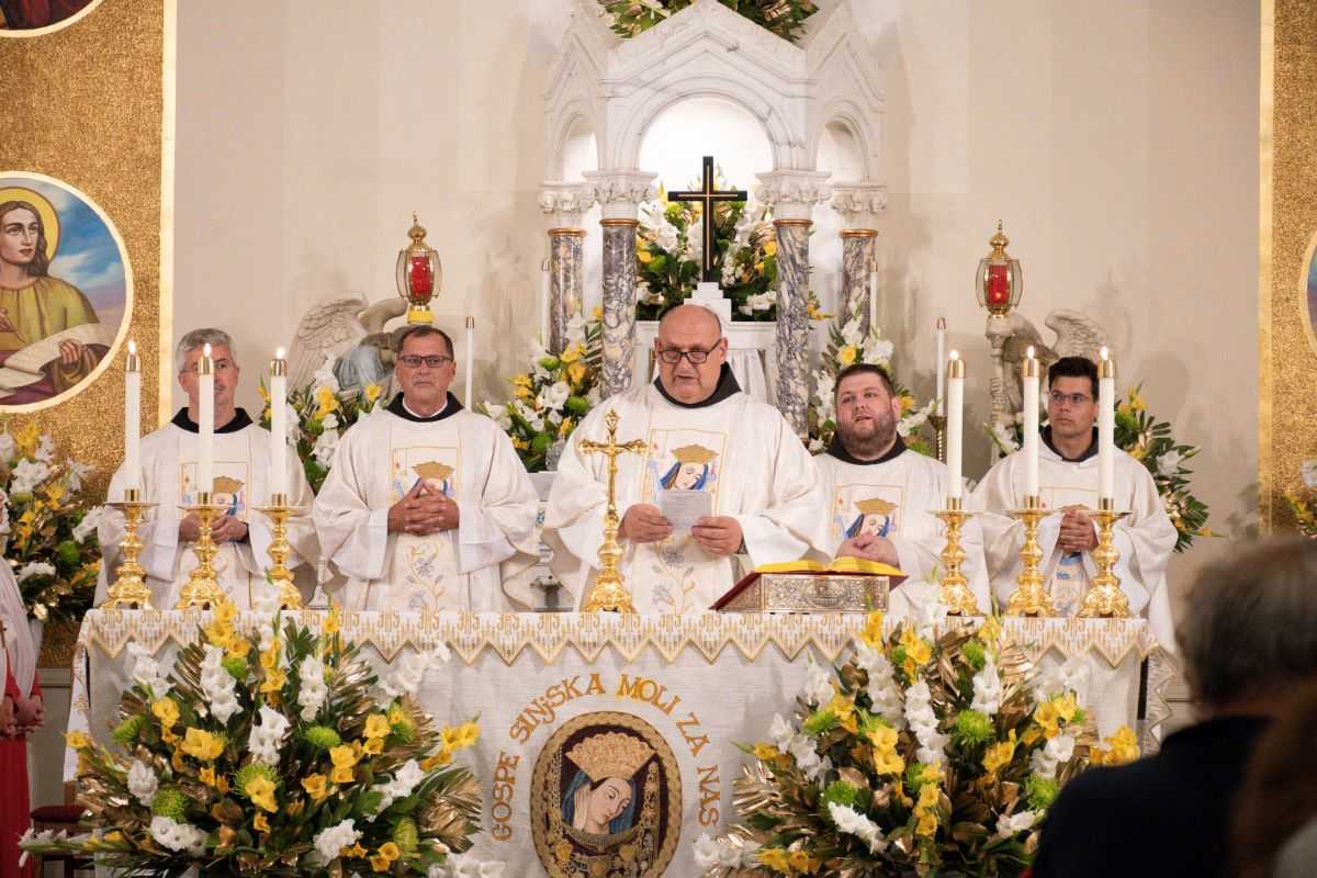 120. PROSLAVA VELIKE GOSPE U CHICAGU: Hrvati zlatom svojih obitelji okrunili Gospin lik 120. PROSLAVA VELIKE GOSPE U CHICAGU: Hrvati zlatom svojih obitelji okrunili Gospin lik
