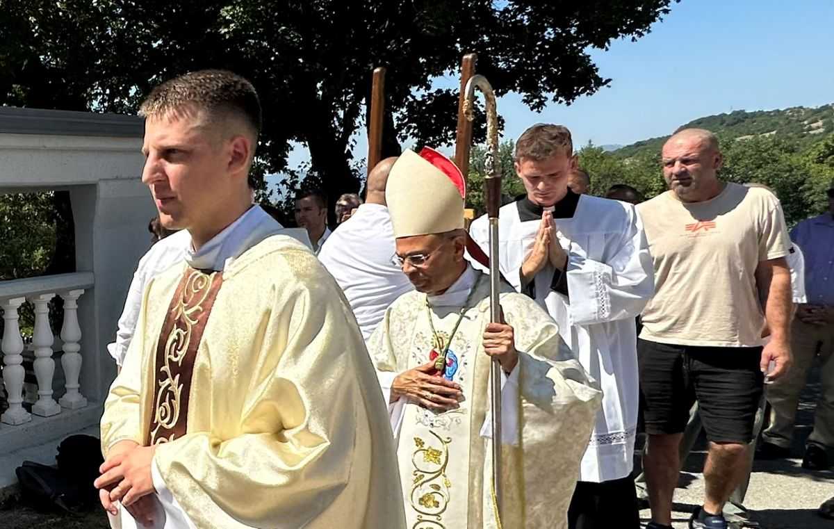 KAD BUŠKO BLATO ZAPJEVA KRALJICI HRVATA: Pogledajte kako su Prisojani i iseljenici proslavili svoj najveći blagdan KAD BUŠKO BLATO ZAPJEVA KRALJICI HRVATA: Pogledajte kako su Prisojani i iseljenici proslavili svoj najveći blagdan