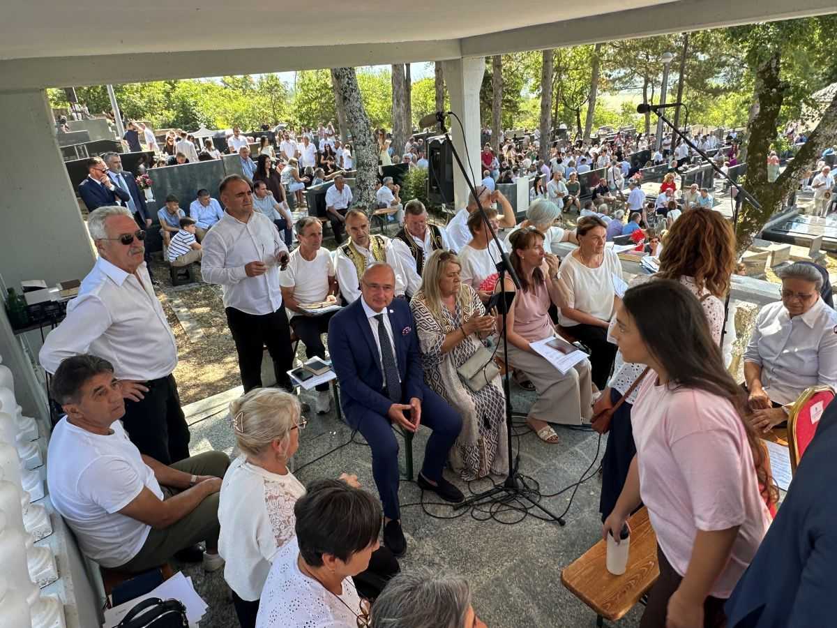 KAD BUŠKO BLATO ZAPJEVA KRALJICI HRVATA: Pogledajte kako su Prisojani i iseljenici proslavili svoj najveći blagdan KAD BUŠKO BLATO ZAPJEVA KRALJICI HRVATA: Pogledajte kako su Prisojani i iseljenici proslavili svoj najveći blagdan
